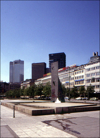 Obelisk - Brunnen Gio Pomodoro