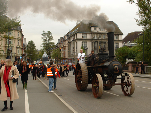 Fahrt der Lokomobile und des Transportzugs